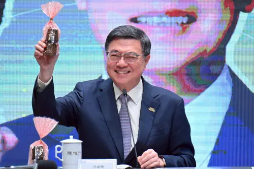 520記者會送可麗露　卓榮泰：象徵執政團隊火候與耐性
