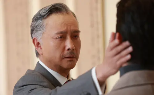 ▲謝君豪（左）在《寒戰1994》中的模樣，比本人年長20多歲，要把自己刻意扮老。（圖／華映娛樂提供）