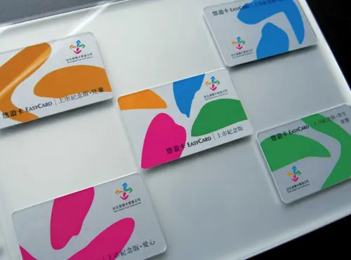 ▲悠遊卡的標誌四個主原色形成四個箭頭，是指向「東西南北光芒四射」，對外形成有力的方向感，代表企業體的產品與功能，無遠弗屆、不斷對外擴大與發展。（圖/元平設計提供）