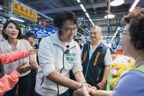 沈伯洋化妝「撞臉1知名男星」！蘇巧慧曝市場阿姨反應：讚讚讚