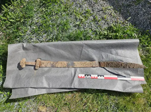 挪威出土1300年前鐵劍！6歲男童校外教學鷹眼識寶　考古學家驚喜