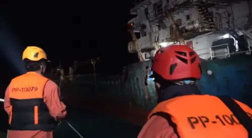 Taiwan Coast Guard officers attempt to inspect the Hong Tai 58 early on Feb. 25, 2025. (CGA)