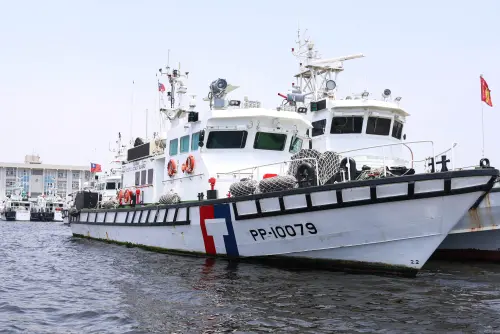 Two 100-ton-class Taiwan Coast Guard patrol vessels dock at a pier. (NOWNEWS Chu Yung-chiang)
