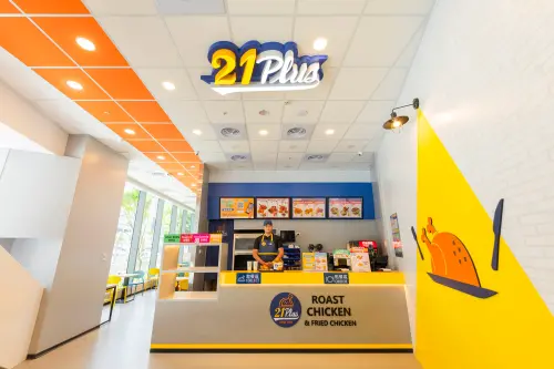 ▲21PLUS愿秀門市-櫃台正面門市全景照，天花板logo造型燈箱，客席落地窗外楓樹營造悠閒氛圍。（圖／品牌提供）