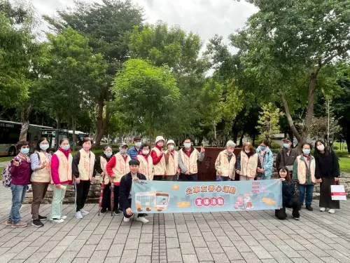 ▲「公車友善心運動」乘車安全宣導，提醒長者上下車與站立乘車注意事項，降低跌倒風險。（圖／靖娟基金會提供）