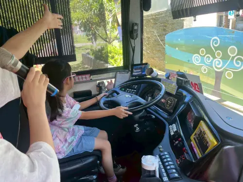 ▲「公車友善心運動」針對臺北市國小學生介紹公車乘車安全，課程包含安全禮儀、等車乘車注意事項、車內安全設備使用等。（圖／靖娟基金會提供）