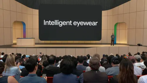 ▲Google I/O 2026正式揭曉 Android XR智慧眼鏡，共有兩款，一款為語音眼鏡，以及能直接在眼前顯示資訊的顯示型眼鏡。（圖／翻攝直播影片）