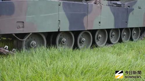 ▲M1A2T戰車7組承載輪能分散接地壓力。（圖／記者呂炯昌攝）