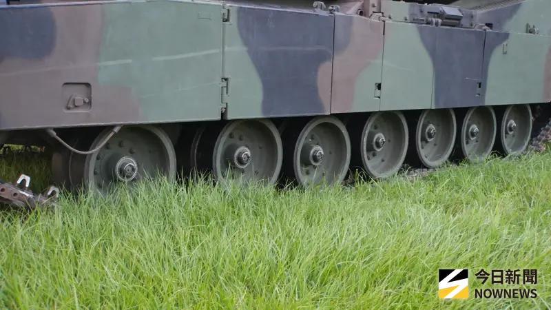    ▲M1A2T戰車7組承載輪能分散接地壓力。（圖／記者呂炯昌攝）  