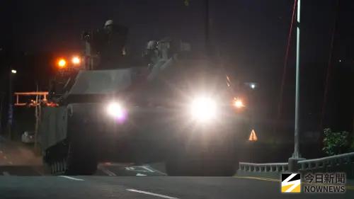 520秀防衛實力！地表最強M1A2T夜間戰備偵巡　戰車高速甩尾超刺激
