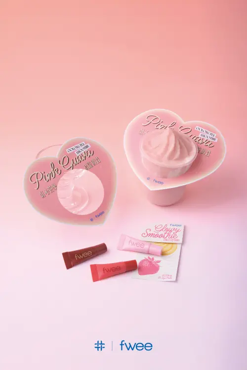 ▲買得正聯名fwee「紅心芭樂烏龍奶昔」，送fwee奶昔唇釉小樣與聯名愛心杯套。（圖／fwee提供）