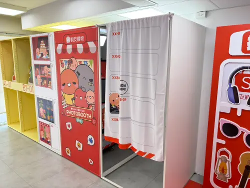 ▲直擊蝦皮松菸旗艦店！店內一隅設有醒目的免費拍貼機供民眾體驗。（圖／記者張嘉哲攝）