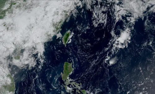 ▲太平洋高氣壓明顯增強，台灣附近雲量偏少，環境逐漸轉為典型夏季型態。（圖／「台灣颱風論壇｜天氣特急」臉書）