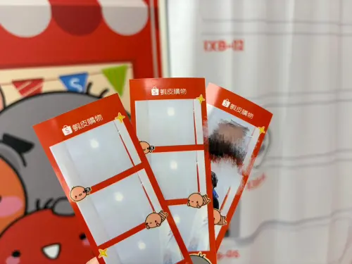 ▲機器螢幕顯示目前提供三款風格相框，操作介面簡單好上手。（圖／記者張嘉哲攝）