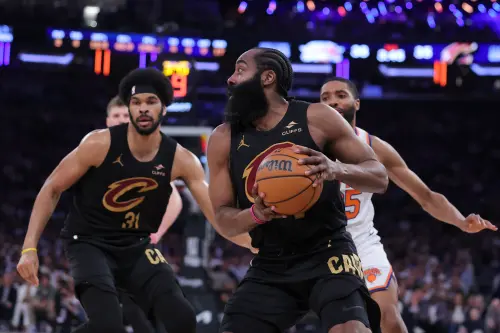 ▲騎士隊當家球星老將哈登（James Harden，圖）與米契爾（Donovan Mitchell）與在第四節面對尼克隊的高壓防守顯得無計可施，種下敗因。（圖／路透／達志影像）