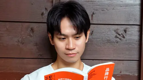 Andy與美女經紀人感情升溫？白沙灣浪漫散步　甜蜜畫面宛如偶像劇