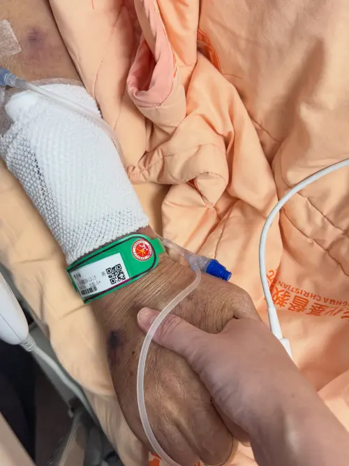▲李燕爸爸19日因為急性肺炎、細菌感染病危，李燕決定放棄急救，讓父親好好休息，不再受苦。（圖／翻攝自李小燕正面思考團臉書）