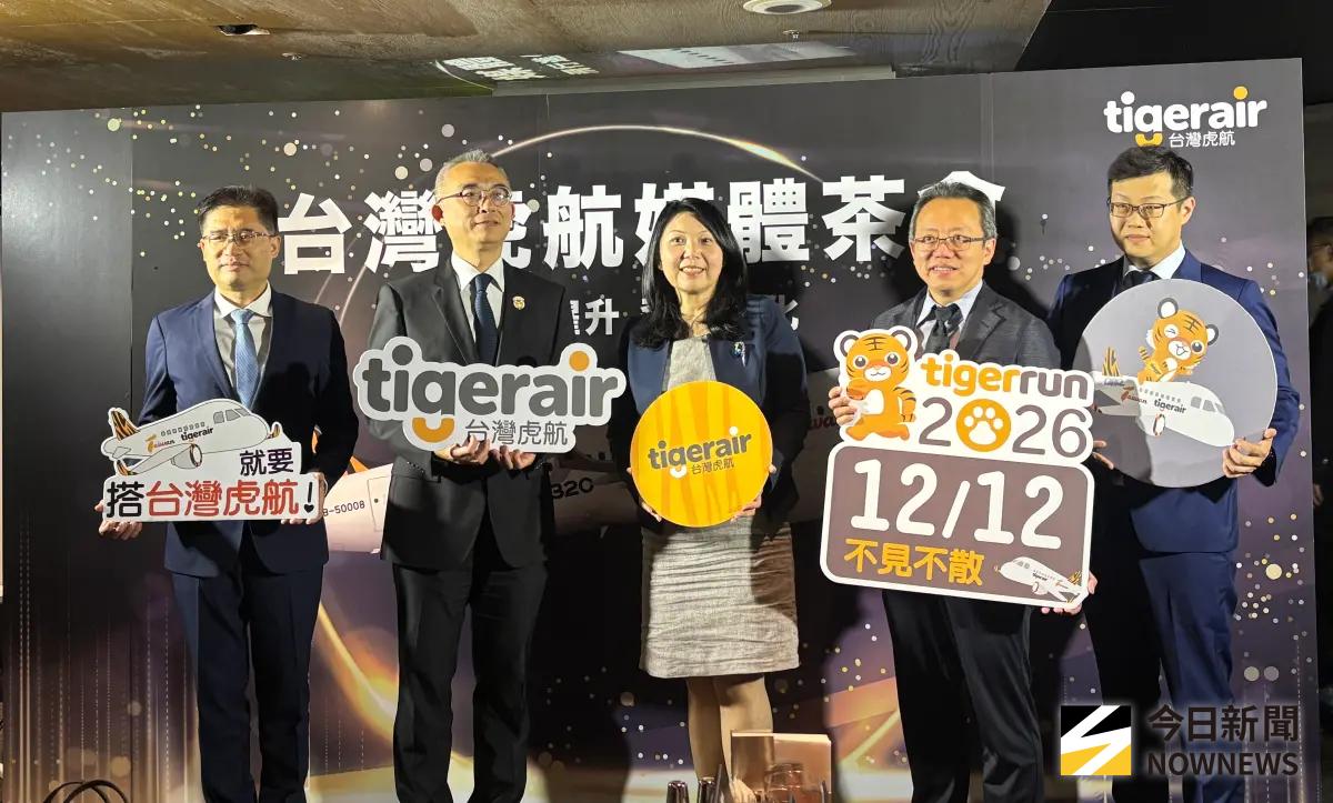 ▲由左至右分別為台灣虎航營運長賴俊迪、台灣虎航總經理邱彰信、台灣虎航董事長黃世惠、發言人許致遠、財務長賈瑋中。（圖／記者李青縈攝）