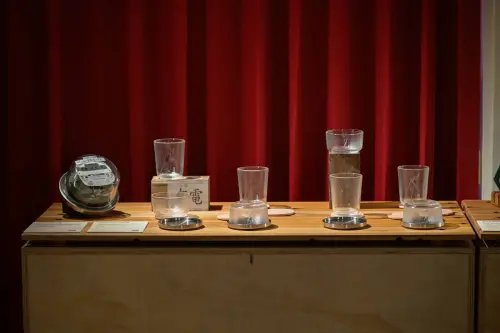 ▲台電文創新作「千千杯、瓦瓦碗」，將退役電表玻璃蓋重新熔融製成玻璃餐具組，讓記錄「能源記憶」的電表轉化為蘊含「生活溫度」的餐飲器皿。（圖／業者提供）