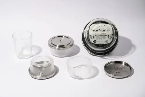 ▲每一只杯碗標皆標有代表機械電表的專屬材料編號「C003」字樣貼花，賦予獨一無二的電力身分。（圖／業者提供）