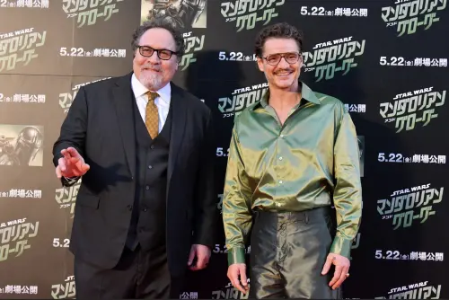 ▲《星際大戰》系列新片《曼達洛人與古古》，導演強法夫洛（左）與男主角佩德羅帕斯卡（右）到了東京宣傳，日本是《星戰》影片的大票倉之一。（圖／盧卡斯影業提供）