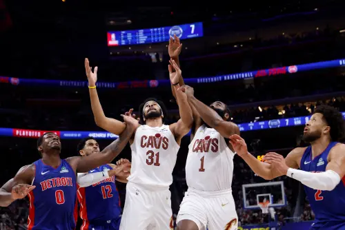 ▲艾倫（Jarrett Allen）本季與騎士明星後衛哈登（James Harden）建立起極佳的化學反應，其完美的順下與護框能力已讓騎士制服組將其列為非賣品。（圖／路透／達志影像）