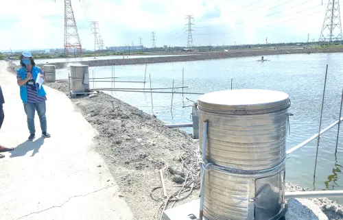 ▲高雄市政府海洋局人員到養殖區協助漁民宣導申請流程及相關規範。(圖／高雄市政府海洋局提供)