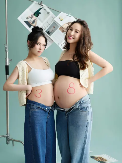 ▲熊熊（左）、張齡予先後懷上第二胎，兩人一起公開穿小可愛挺著孕肚的寫真照。（圖／翻攝自熊熊IG@beargenie）
