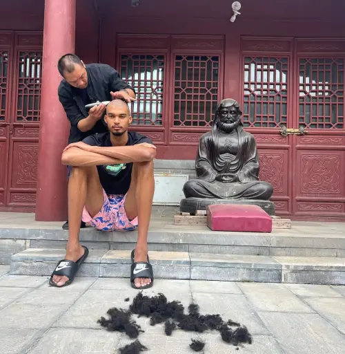 ▲文班亞馬修行期間的細節遵循僧侶的素食規範，但經紀團隊為了維持其職業運動員所需的體能，每天多次安排廂型車將他載出寺廟圍牆外，在車內享用高蛋白肉類餐點。（圖／取自wemby/Instagram）