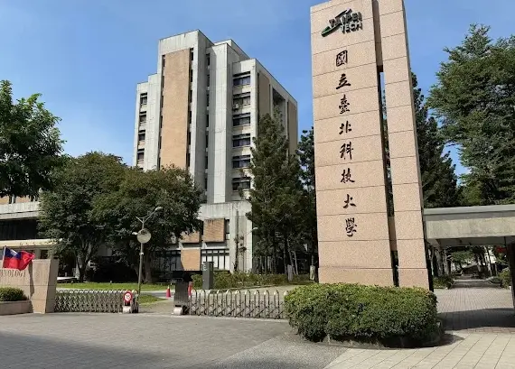 ▲國立臺北科技大學日前傳出研究生墜樓事件，家屬痛哭現場招魂，擲筊4次才有聖筊。（圖/Google評價）