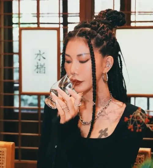 ▲百勒絲最早在無名小站時期就擁有極高人氣，她以獨特的全身刺青、前衛造型以及強烈的個人穿搭風格著稱。（圖/IG@百勒絲）