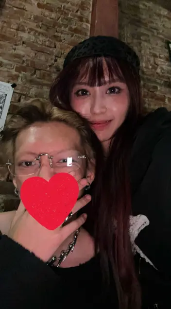 ▲李芷婷（右）今年初認愛圈外男友G先生，透露對方是低調上班族，比她大5歲，兩人交往2年並已邁入同居狀態。（圖／李芷婷Threads＠zhiting_li）