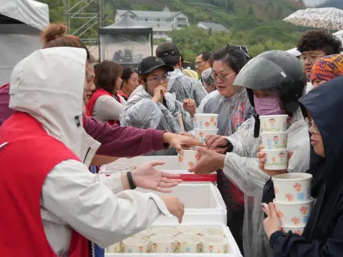 ▲信義房屋現場額外提供餐點給來觀戲的民眾，讓大小朋友看好戲之餘也能享有溫馨晚餐。（圖／信義房屋）