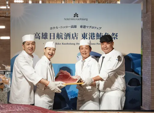▲高雄日航酒店宣布「東港黑鮪魚祭」再度回歸，從東港直送185公斤頂級黑鮪魚，各餐廳主廚們今天合作上演解體秀。（圖／高雄日航酒店提供）