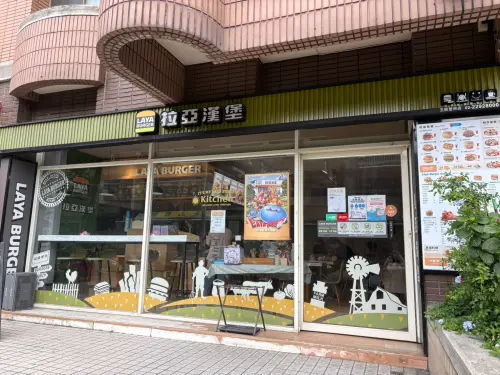 ▲拉亞漢堡逾500家門市化身「勇者朝食補給站」，門市玻璃上貼著史萊姆海報非常吸睛。（圖／記者林若瑋攝）