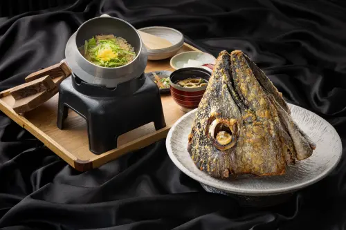 ▲日本料理飛翔和食限定套餐，以東港黑鮪魚大腹、中腹與時令刺身，壓軸現場演出烤鮪魚頭釜飯。（圖／高雄日航酒店提供）