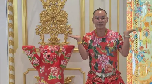 吊車大王64歲生日禮太狂！爽收巨型柏林熊　生日願望超接地氣