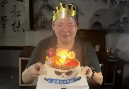 ▲向佑慶祝生日，畫面上看來心情似乎不錯。（圖／摘自抖音）