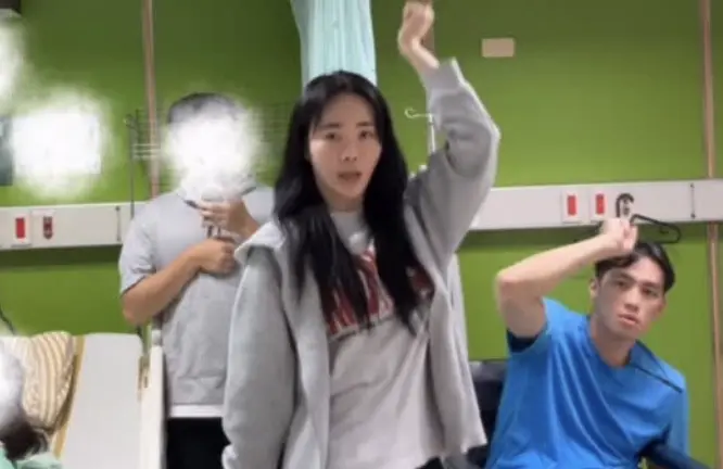 ▲啦啦隊女神舒子晨（左）的排球選手老公許美中（右）膝蓋受傷住院治療，她24小時貼身陪伴老公，在病房裡跳舞，希望減輕他的痛苦。舒子晨表示，以前自己得諾羅病毒時無法控制地大便，也是許美中負責清理，現在照顧他，就是「加倍奉還」。（圖／翻攝自舒子晨IG@nikita.hsu）