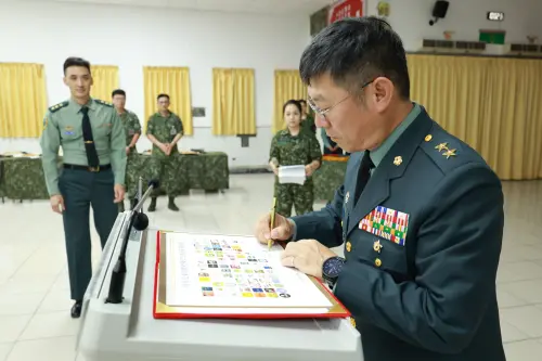 ▲花防部攜手101家在地業者深化軍民合作，指揮官黃超政主持簽約儀式並致詞感謝商家們支持。（圖／記者莊全成翻攝）