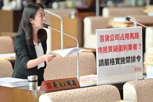 秀泰排隊害住戶吃罰單　議員批道路變停車場