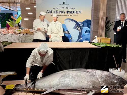 ▲高雄日航酒店「東港鮪魚祭」開幕首日於SERENA全日餐廳舉辦「東港黑鮪魚解體秀」。（圖／記者陳美嘉攝，2026.05.21）