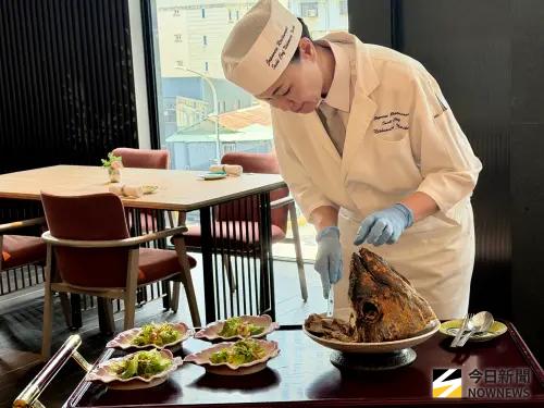 ▲和食限定套餐壓軸現場演出烤鮪魚頭釜飯，在職人技藝與鮮美食材之間感受一期一會的和食精神。（圖／記者陳美嘉攝，2026.05.21）