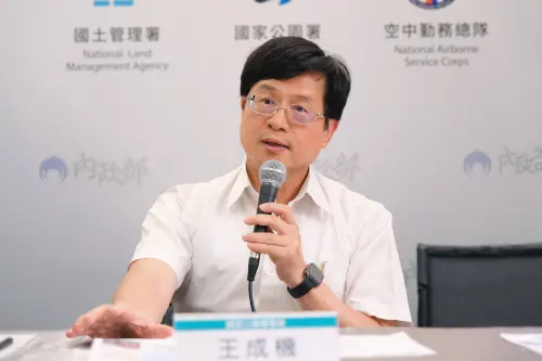 警察站崗擎天崗抓野戰？國家公園署澄清：是在觀察