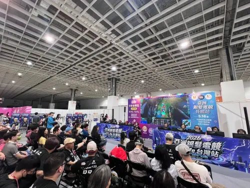 ▲2026亞洲銀髮電競 ATLife 長照，5月16日在南港展覽館舉辦交流賽，平均年齡65歲以上的長者們齊聚一堂「打 LOL」。（圖／人生再玩一場·銀髮電競臉書）