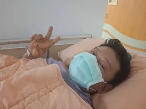 ▲蔡明亮放上李康生做完手術、對鏡頭比YA的照片，跟外界報平安。（圖／翻攝自蔡明亮臉書）