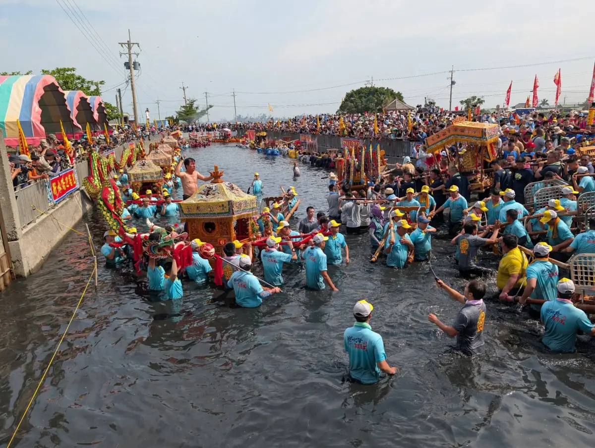 Hundreds of palanquins charge into the sea in Taiwan’s 200-year-old folk ritual