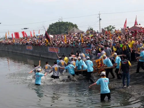 As the appointed hour arrives, dozens of palanquins carrying hundreds of deity statues charge directly into the water.(Xinwen Jiaying Temple Facebook)