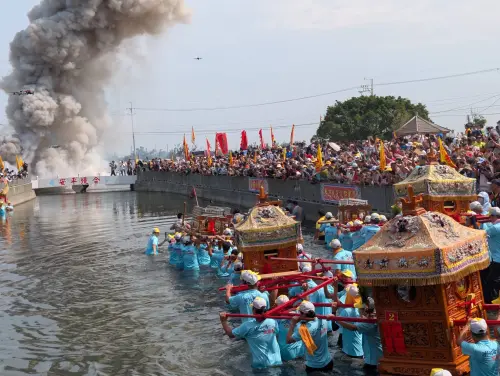As the tide is deep, palanquin bearers must lift the palanquins high above their heads. (Xinwen Jiaying Temple Facebook)