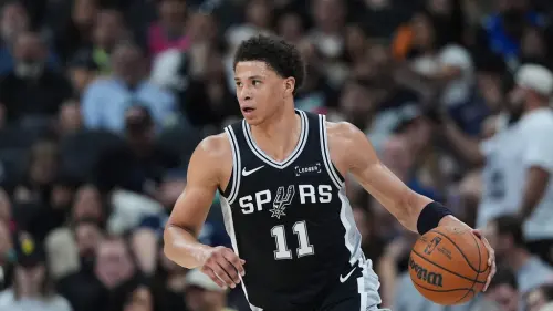 ▲G6馬刺菜鳥前鋒Carter Bryant對雷霆王牌殺手Shai Gilgeous-Alexander(SGA)那魯莽粗暴一撞，雖然賠上進攻犯規，看起來也有點蠢，但這次狠狠衝撞讓球評堅信馬刺搶七可以過關。（圖／美聯社／達志影像）